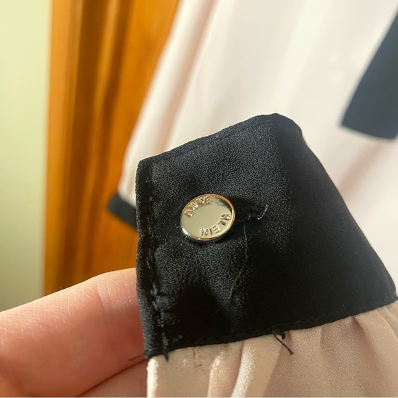 Anne Klein V-Neck Peasant Sleeve Blouse In Dusty Pink with Black Accents - Picture 6 of 8